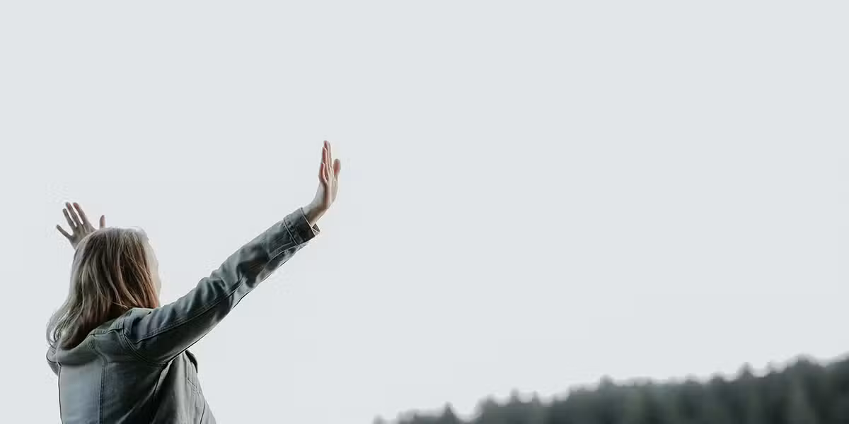 woman_raising_arms