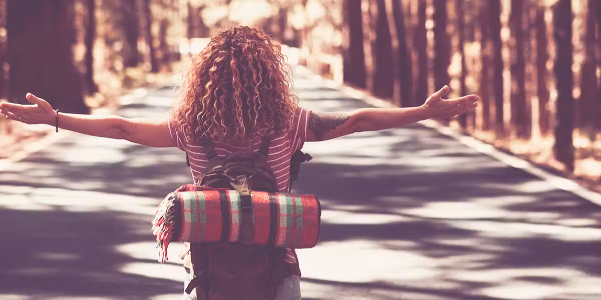 woman_walking_minimalist
